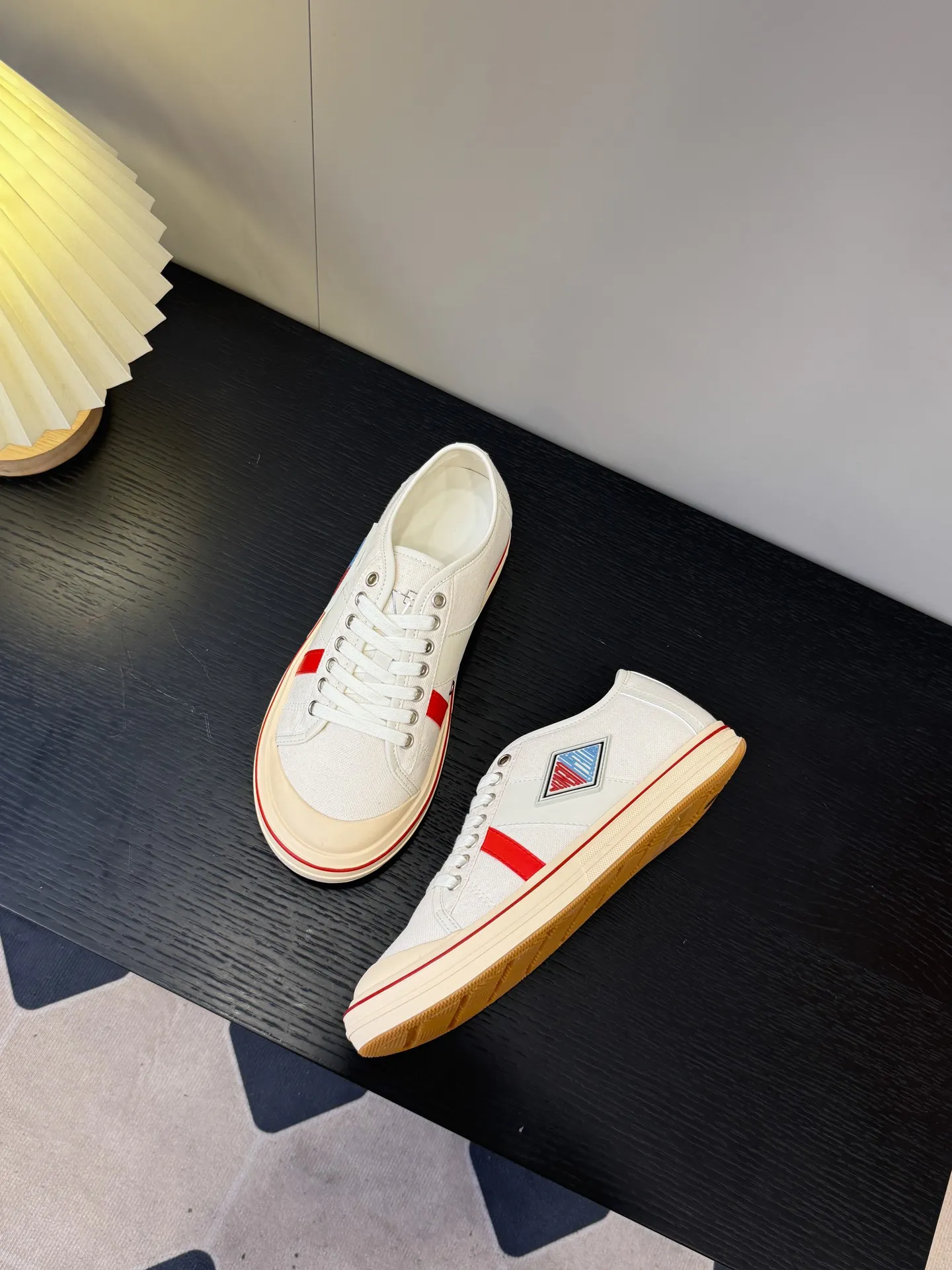 👟👟Ex-factory price 460👟👟 (Men's size +1️⃣0️⃣) BVOrbit's latest 2025 catwalk model, developed 1:1 from the original board, classic color matching elements! This is the biggest highlight of this shoe, eye-catching but not exaggerated design, super cool for daily use, super versatile whether paired with pants, sweaters or skirts, looks good no matter how you wear it, the more you look at it, the more you like it ❗️ Outsole: Original outsole color: 5 colors code number: female 35-40 male 39-44